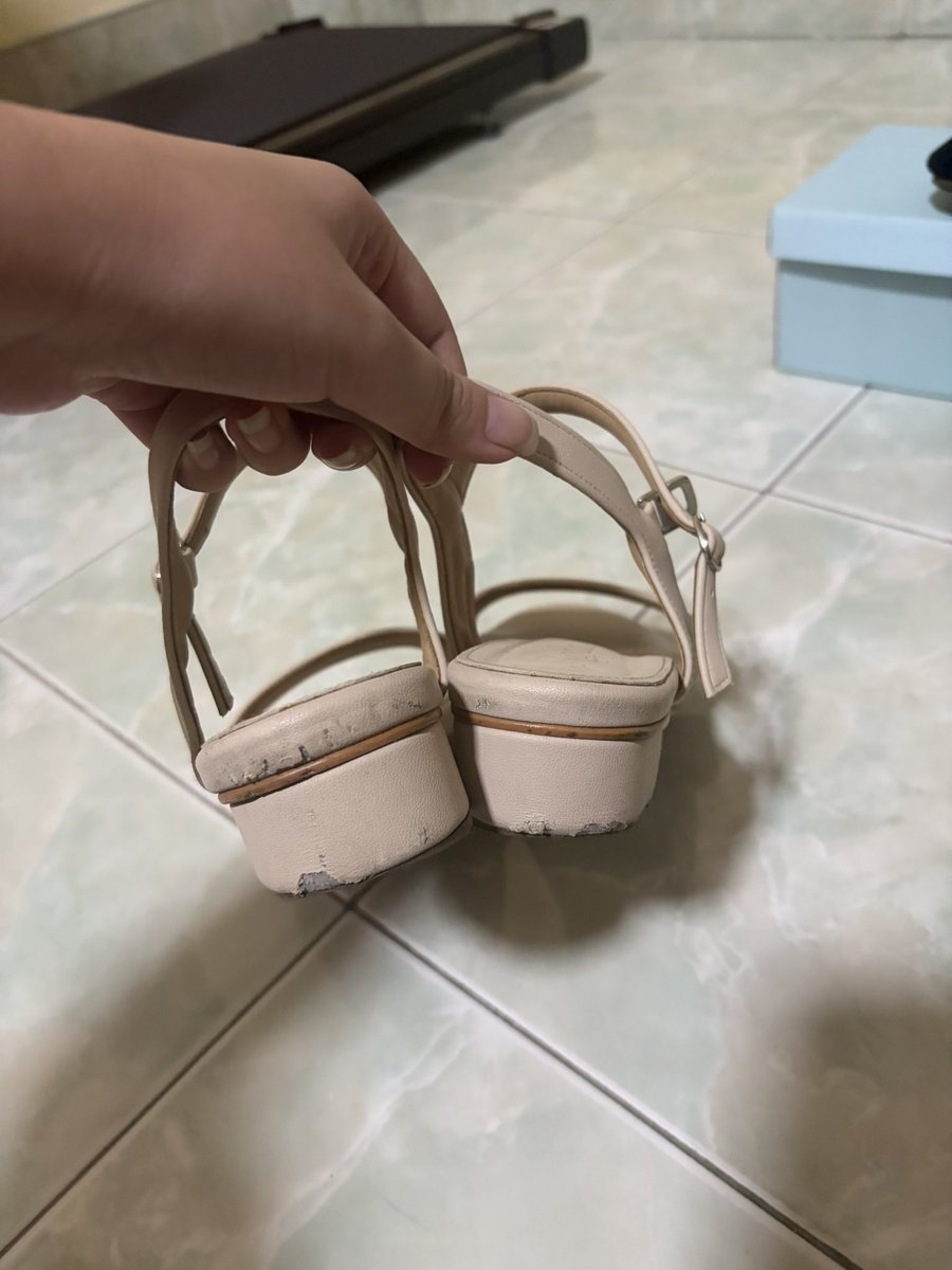 _toeyben's tweet photo. 3 ) kyda , size 38 , ราคา 60 บาท (ตามสภาพงับ) https://t.co/SqY1d408zx