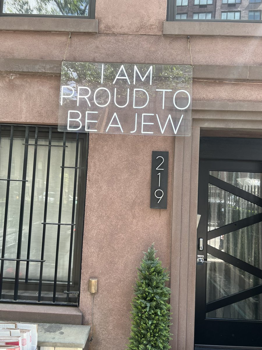 msfreund's tweet photo. Seen today on a Manhattan street.

The best answer to more #antisemitism is more #Jewish pride.

💪🏻 https://t.co/83EzPxWsQn