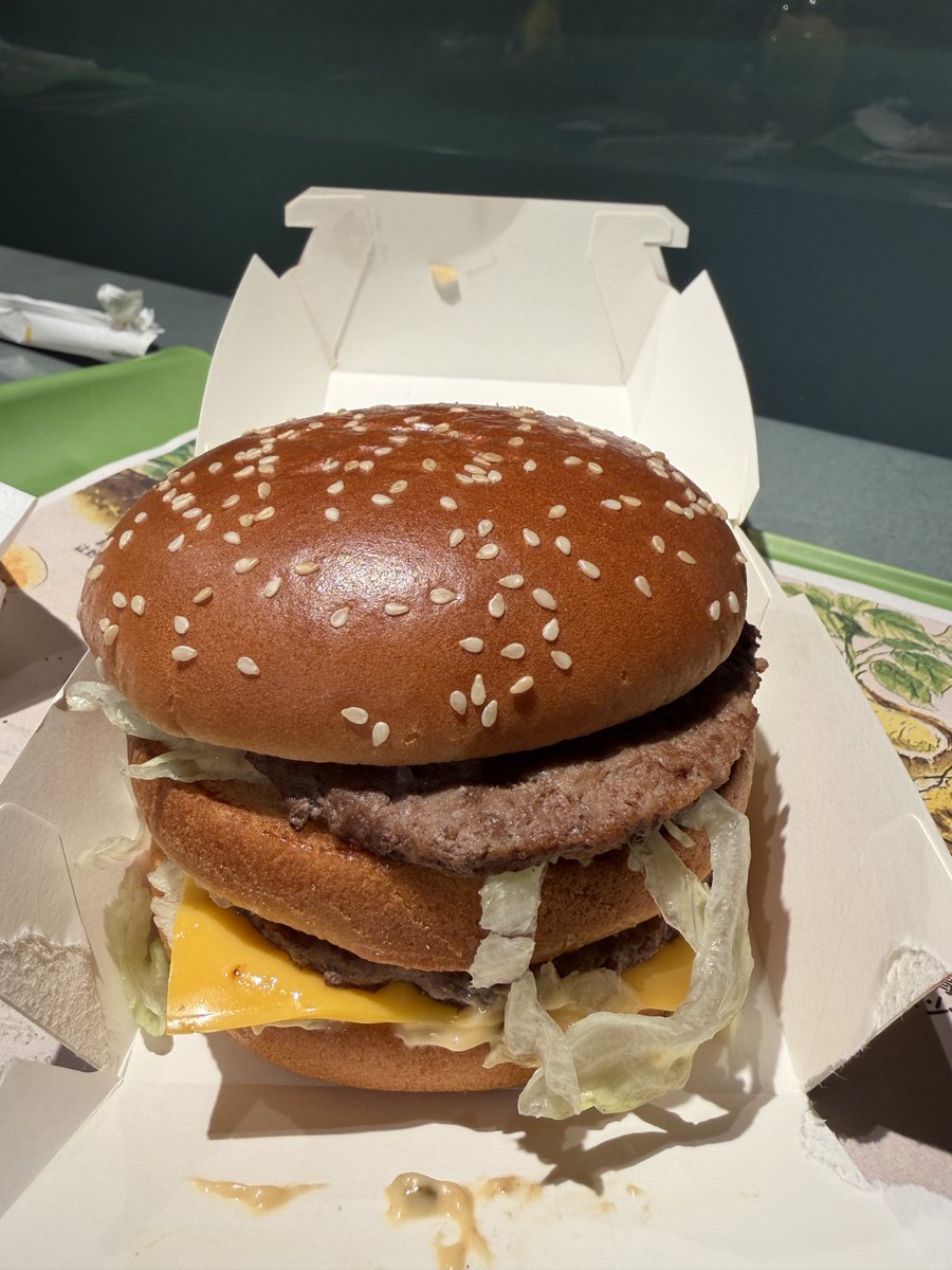 SKRR_tw's tweet photo. 上海二食目はマクドナルドのビックマックとパイナップルフラッペ48.5元-13.1元=35.40元 約814円
注文はkioskで支払いはAripayのQRコードなので、まったく中国語出来なくても大丈夫。味はバンズ以外は日本とほとんど変わらないかなと思いました。パイナップルフラッペはめちゃパイナップル感あり。 https://t.co/utAMJsj6Vb
