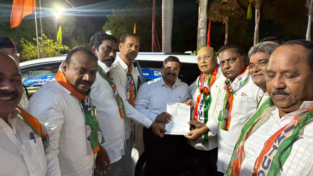 janakbajpai's tweet photo. పత్రికా ప్రకటన
RG-2 ఏరియా – INTUC ఆధ్వర్యంలో సింగరేణి సీఎండీకి ఘన స్వాగతం

రామగుండం పర్యటనకు విచ్చేసిన సింగరేణి సీఎండీ శ్రీ బుద్ధ ప్రకాష్ జ్యోతి IAS గారిని తెలంగాణ రాష్ట్ర కనీస వేతన సలహా మండలి ఛైర్మన్ మరియు INTUC సెక్రటరీ జనరల్ డా. బి. జనక్ ప్రసాద్ గారి నాయకత్వంలో దాదాపు 200 మంది INTUC నాయకులు, కార్యకర్తలు ఘనంగా స్వాగతించారు.

సింగరేణి సీఎండీగా బాధ్యతలు స్వీకరించిన అనంతరం మొదటిసారిగా రామగుండం వచ్చిన సందర్భంగా RG-2 రెస్క్యూ స్టేషన్ వద్ద పూలమాలలతో స్వాగతం పలికి, సింగరేణి కార్మికుల సమస్యలపై వినతి పత్రాన్ని అందజేశారు.

ఈ సందర్భంగా ప్రధానంగా మెడికల్ బోర్డు నిర్వహణలో పారదర్శకత, మారుపేర్ల మార్పు సమస్యల పరిష్కారం, PERKS పై IT మాఫీ, సొంత ఇంటి పథకం అమలు తదితర కీలక అంశాలను సీఎండీ దృష్టికి తీసుకెళ్లారు. కార్మికుల సమస్యల పరిష్కారానికి తగిన చర్యలు తీసుకోవాలని కోరారు.

RG-2 వైస్ ప్రెసిడెంట్ శంకర్ నాయక్ ఆధ్వర్యంలో జరిగిన ఈ కార్యక్రమంలో సెంట్రల్ వైస్ ప్రెసిడెంట్లు నరసింహ రెడ్డి, ధర్మపురి, కాంపల్లి సమ్మయ్య, జెట్టి శంకర్ రావ్, జనరల్ సెక్రటరీలు వికాస్ కుమార్ యాదవ్, అక్రమ్, ఏనుగు రవీందర్ రెడ్డి, చీఫ్ ఆర్గనైజింగ్ సెక్రటరీ నరేందర్, వైస్ ప్రెసిడెంట్లు దాస్, సదానందం, కోట రవీంద్ర రెడ్డి, కొత్త సత్యనారాయణ రెడ్డి, భూమయ్య, సెంట్రల్ డిప్యూటీ జనరల్ సెక్రటరీలు రాజేందర్, పోచయ్య, అలాగే సెంట్రల్ నాయకులు గడ్డం తిరుపతి, సలిగామా మల్లేష్, నవీన్, మండ రమేష్, జక్కుల దామోదర్, గుండేటి శ్రీనివాస్, ఎదులాపురం శ్రీనివాస్, కొంగర రవీందర్, కిషన్ నాయక్, అవినాష్, మల్లికార్జున్, ఉయ్యాల కుమారస్వామి, రామారావు, ఆంజనేయులు తదితరులు పాల్గొన్నారు.

ఈ కార్యక్రమంలో పెద్ద సంఖ్యలో INTUC కార్యకర్తలు హాజరై కార్మికుల ఐక్యతను చాటిచెప్పారు.