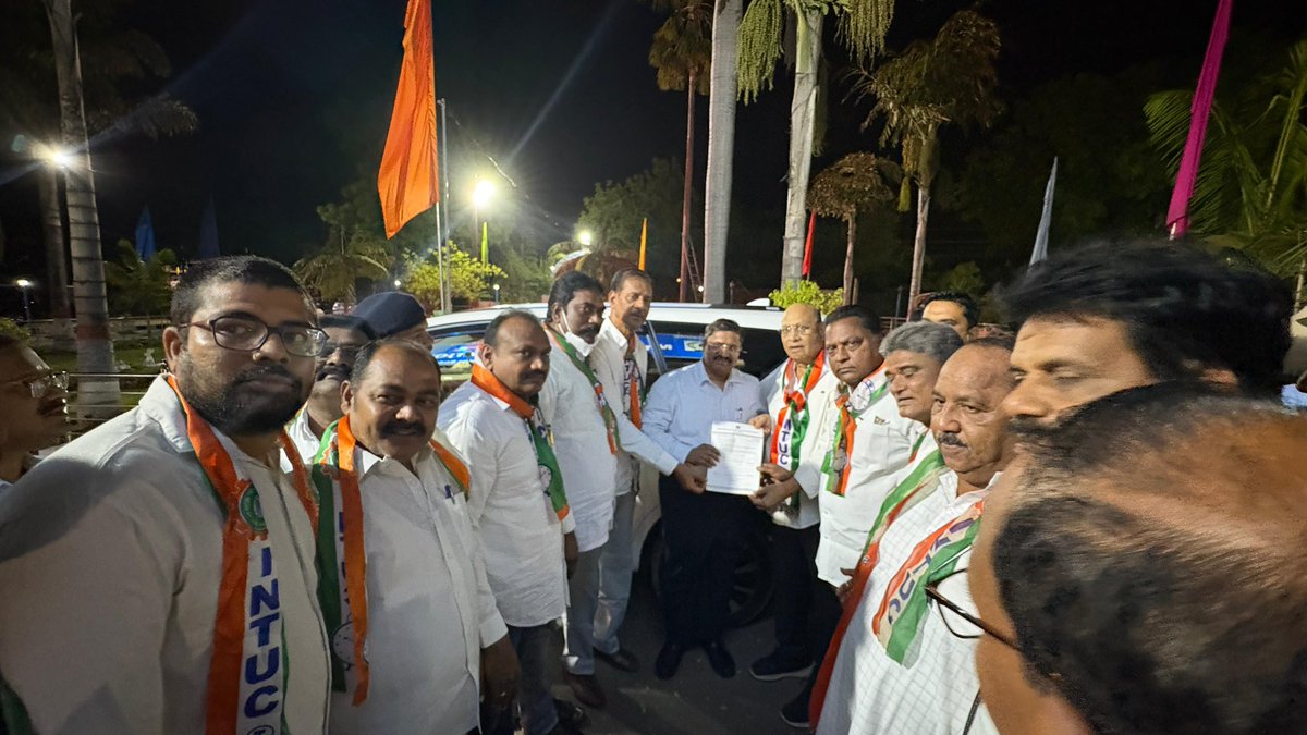 janakbajpai's tweet photo. పత్రికా ప్రకటన
RG-2 ఏరియా – INTUC ఆధ్వర్యంలో సింగరేణి సీఎండీకి ఘన స్వాగతం

రామగుండం పర్యటనకు విచ్చేసిన సింగరేణి సీఎండీ శ్రీ బుద్ధ ప్రకాష్ జ్యోతి IAS గారిని తెలంగాణ రాష్ట్ర కనీస వేతన సలహా మండలి ఛైర్మన్ మరియు INTUC సెక్రటరీ జనరల్ డా. బి. జనక్ ప్రసాద్ గారి నాయకత్వంలో దాదాపు 200 మంది INTUC నాయకులు, కార్యకర్తలు ఘనంగా స్వాగతించారు.

సింగరేణి సీఎండీగా బాధ్యతలు స్వీకరించిన అనంతరం మొదటిసారిగా రామగుండం వచ్చిన సందర్భంగా RG-2 రెస్క్యూ స్టేషన్ వద్ద పూలమాలలతో స్వాగతం పలికి, సింగరేణి కార్మికుల సమస్యలపై వినతి పత్రాన్ని అందజేశారు.

ఈ సందర్భంగా ప్రధానంగా మెడికల్ బోర్డు నిర్వహణలో పారదర్శకత, మారుపేర్ల మార్పు సమస్యల పరిష్కారం, PERKS పై IT మాఫీ, సొంత ఇంటి పథకం అమలు తదితర కీలక అంశాలను సీఎండీ దృష్టికి తీసుకెళ్లారు. కార్మికుల సమస్యల పరిష్కారానికి తగిన చర్యలు తీసుకోవాలని కోరారు.

RG-2 వైస్ ప్రెసిడెంట్ శంకర్ నాయక్ ఆధ్వర్యంలో జరిగిన ఈ కార్యక్రమంలో సెంట్రల్ వైస్ ప్రెసిడెంట్లు నరసింహ రెడ్డి, ధర్మపురి, కాంపల్లి సమ్మయ్య, జెట్టి శంకర్ రావ్, జనరల్ సెక్రటరీలు వికాస్ కుమార్ యాదవ్, అక్రమ్, ఏనుగు రవీందర్ రెడ్డి, చీఫ్ ఆర్గనైజింగ్ సెక్రటరీ నరేందర్, వైస్ ప్రెసిడెంట్లు దాస్, సదానందం, కోట రవీంద్ర రెడ్డి, కొత్త సత్యనారాయణ రెడ్డి, భూమయ్య, సెంట్రల్ డిప్యూటీ జనరల్ సెక్రటరీలు రాజేందర్, పోచయ్య, అలాగే సెంట్రల్ నాయకులు గడ్డం తిరుపతి, సలిగామా మల్లేష్, నవీన్, మండ రమేష్, జక్కుల దామోదర్, గుండేటి శ్రీనివాస్, ఎదులాపురం శ్రీనివాస్, కొంగర రవీందర్, కిషన్ నాయక్, అవినాష్, మల్లికార్జున్, ఉయ్యాల కుమారస్వామి, రామారావు, ఆంజనేయులు తదితరులు పాల్గొన్నారు.

ఈ కార్యక్రమంలో పెద్ద సంఖ్యలో INTUC కార్యకర్తలు హాజరై కార్మికుల ఐక్యతను చాటిచెప్పారు.