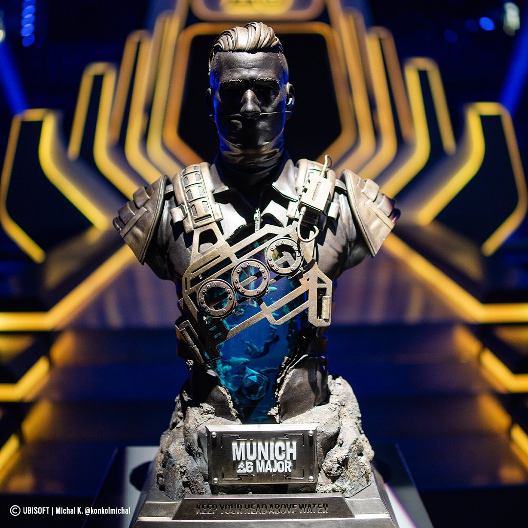 Rainbow6FR's tweet photo. "Pourquoi tu regardes les Majors ?"
Moi : "Pour les trophées 😏" 🏆

Chaque Major son trophée, et Denari et Deimos ont clairement aura farm ✨ https://t.co/kKQeKrzQmE