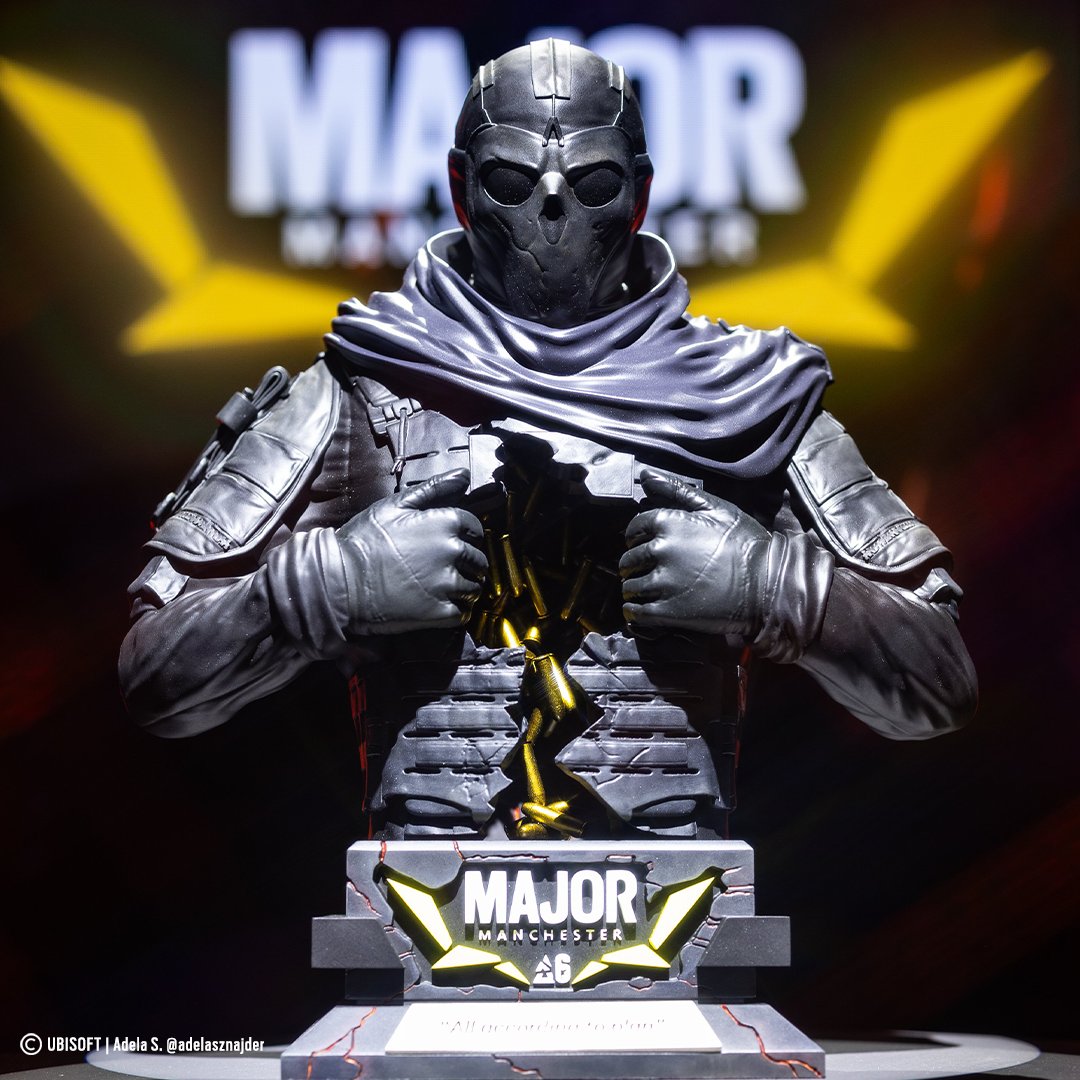 Rainbow6FR's tweet photo. "Pourquoi tu regardes les Majors ?"
Moi : "Pour les trophées 😏" 🏆

Chaque Major son trophée, et Denari et Deimos ont clairement aura farm ✨ https://t.co/kKQeKrzQmE