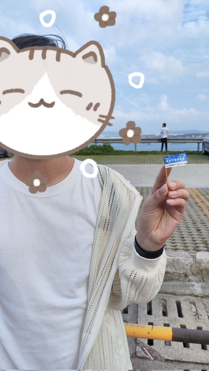 oosooc321's tweet photo. 虽然天气热到昏迷，两个人防晒抹的不够导致全部晒伤，但大海还是太美了 https://t.co/5CmQEOfxab