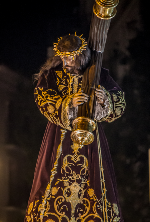 trastamara_ana's tweet photo. El arte de Santiago Baglietto (1781-1853) sigue vivo en nuestras iglesias y procesiones. 
Este maestro genovés supo fusionar la tradición italiana con la fuerza de la imaginería española de su época, dejando un legado único en el levante y sur de España.

Desde su llegada a España a los 15 años, dejó una huella imborrable en la Academia de San Fernando y en la escultura murciana y sevillana. 

Continuador en #Murcia de las tradiciones escultóricas de Salzillo y Roque López, dejó discípulos notables, entre ellos sus tres hijos: Santiago, Leoncio y Joaquín; fuera de su familia, el escultor Francisco Sánchez Tapia, y el caravaqueño Rafael Tejeo, pintor de cámara de Fernando VII.

En la fotografía Nuestro Padre Jesús Nazareno de la Penitencia, bellísima talla que se encuentra en la Iglesia Parroquial de San Pedro Apóstol de #Murcia.

A diferencia de la mayoría de los nazarenos, esta obra de Baglietto carga una cruz de sección cilíndrica que simula un tronco rugoso de árbol, rematada con unos característicos casquetes dorados. 
Además, la postura del Cristo muestra una anatomía y un movimiento que rompen con el barroco tradicional para adentrarse en la expresividad del siglo XIX.
Una imagen única por constituir un puente de unión entre la imaginería religiosa murciana de los siglos XVIII y XIX. 

#Baglietto
#HistoriadelArte