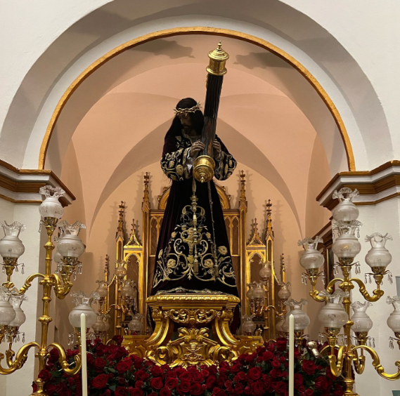 trastamara_ana's tweet photo. El arte de Santiago Baglietto (1781-1853) sigue vivo en nuestras iglesias y procesiones. 
Este maestro genovés supo fusionar la tradición italiana con la fuerza de la imaginería española de su época, dejando un legado único en el levante y sur de España.

Desde su llegada a España a los 15 años, dejó una huella imborrable en la Academia de San Fernando y en la escultura murciana y sevillana. 

Continuador en #Murcia de las tradiciones escultóricas de Salzillo y Roque López, dejó discípulos notables, entre ellos sus tres hijos: Santiago, Leoncio y Joaquín; fuera de su familia, el escultor Francisco Sánchez Tapia, y el caravaqueño Rafael Tejeo, pintor de cámara de Fernando VII.

En la fotografía Nuestro Padre Jesús Nazareno de la Penitencia, bellísima talla que se encuentra en la Iglesia Parroquial de San Pedro Apóstol de #Murcia.

A diferencia de la mayoría de los nazarenos, esta obra de Baglietto carga una cruz de sección cilíndrica que simula un tronco rugoso de árbol, rematada con unos característicos casquetes dorados. 
Además, la postura del Cristo muestra una anatomía y un movimiento que rompen con el barroco tradicional para adentrarse en la expresividad del siglo XIX.
Una imagen única por constituir un puente de unión entre la imaginería religiosa murciana de los siglos XVIII y XIX. 

#Baglietto
#HistoriadelArte