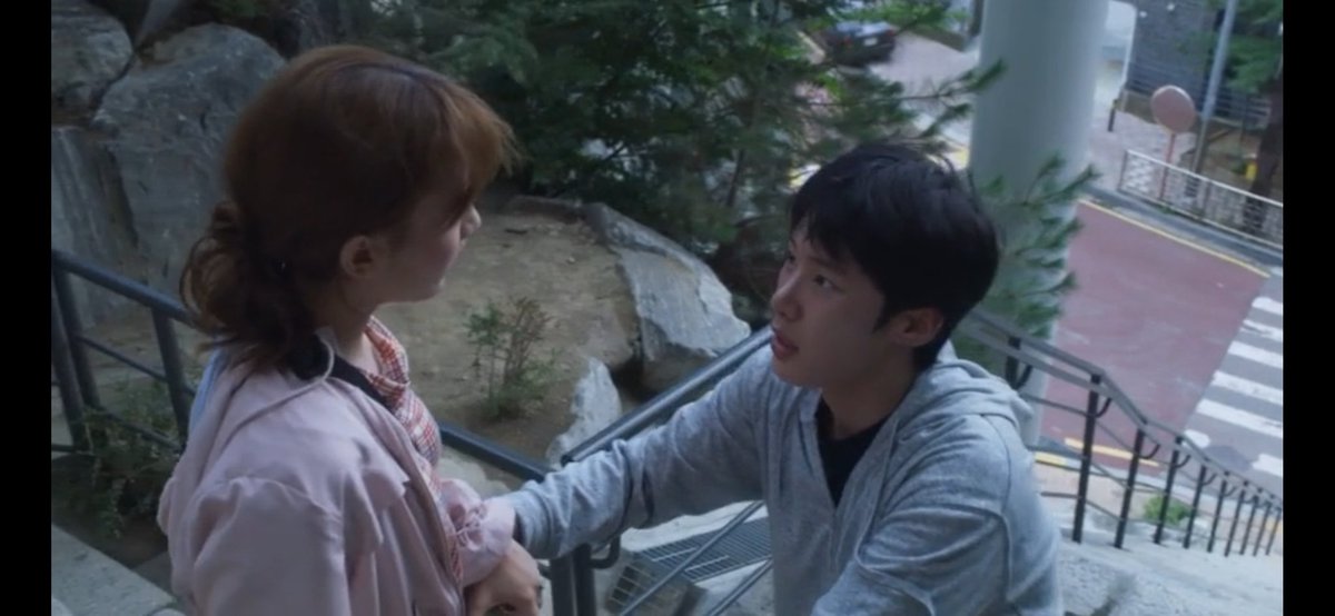 xmuc0ax's tweet photo. Após uma briga com o Ji-soo, a Min-hee caiu da escada!😬
#Extracurricular 
#ExtracurricularEspecialEp10Final https://t.co/cz64b9hvXN
