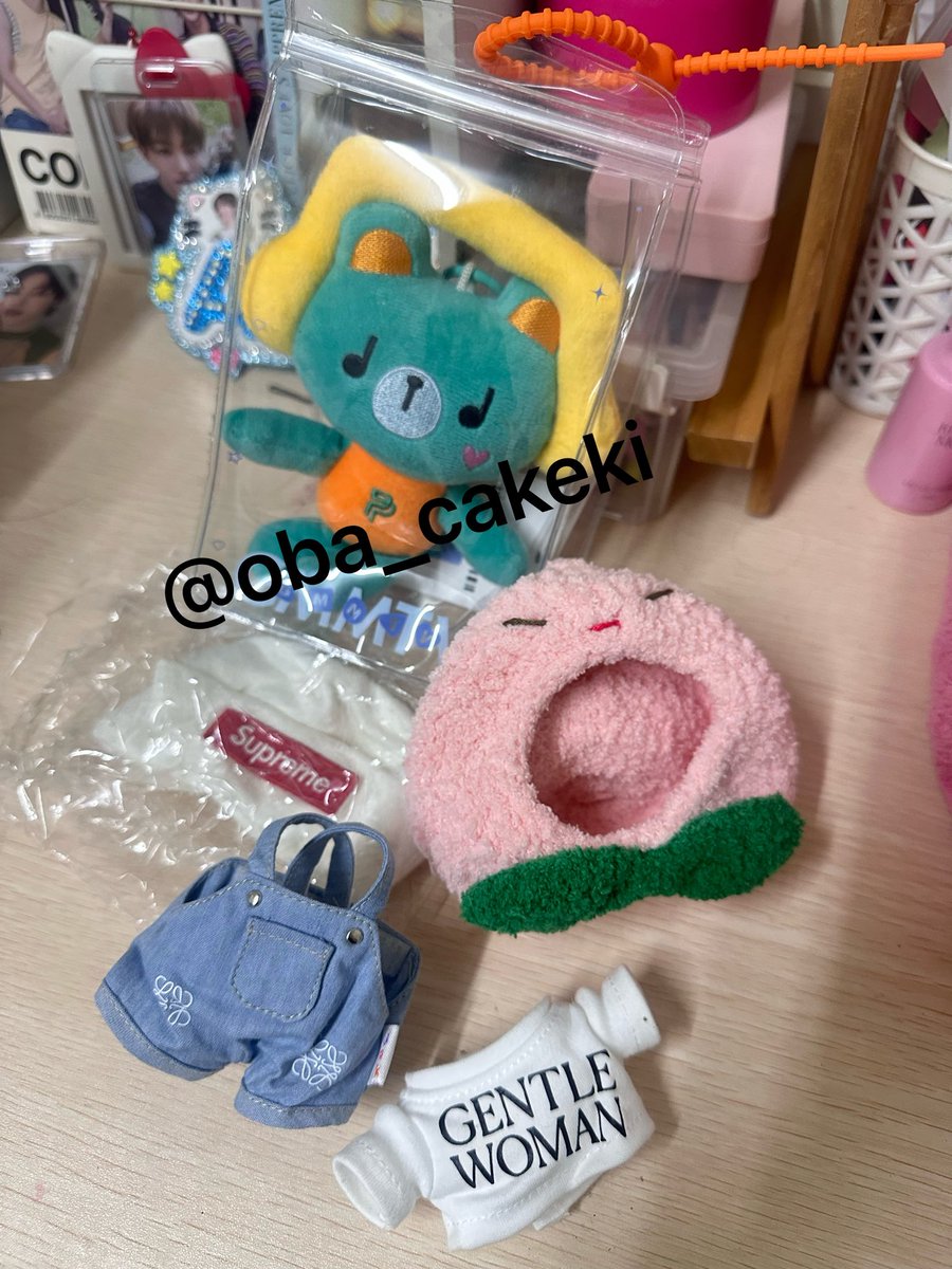 oba_cakeki's tweet photo. ส่งต่อพี่เพิ่ม 1,500 รวมส่ง ไม่เคยห้อยแค่ซื้อมาเก็บค่ะ นัดรับได้วันเสาร์-อาทิตย์นี้
หมวกลูกพีชถักไหมพรมขนฟูๆ 350
หมวกsupreme 150
เอี๊ยม 180
เสื้อ 150 
ซื้อเยอะหรือซื้อทั้งหมดลดให้ได้ค่า 🧡🌲
#ตลาดนัดGMM https://t.co/d79AkU0tOm