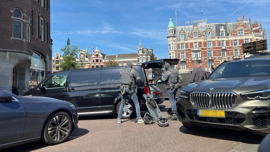 Grote politieactie rond Muntplein, DSI valt woning Singel binnen