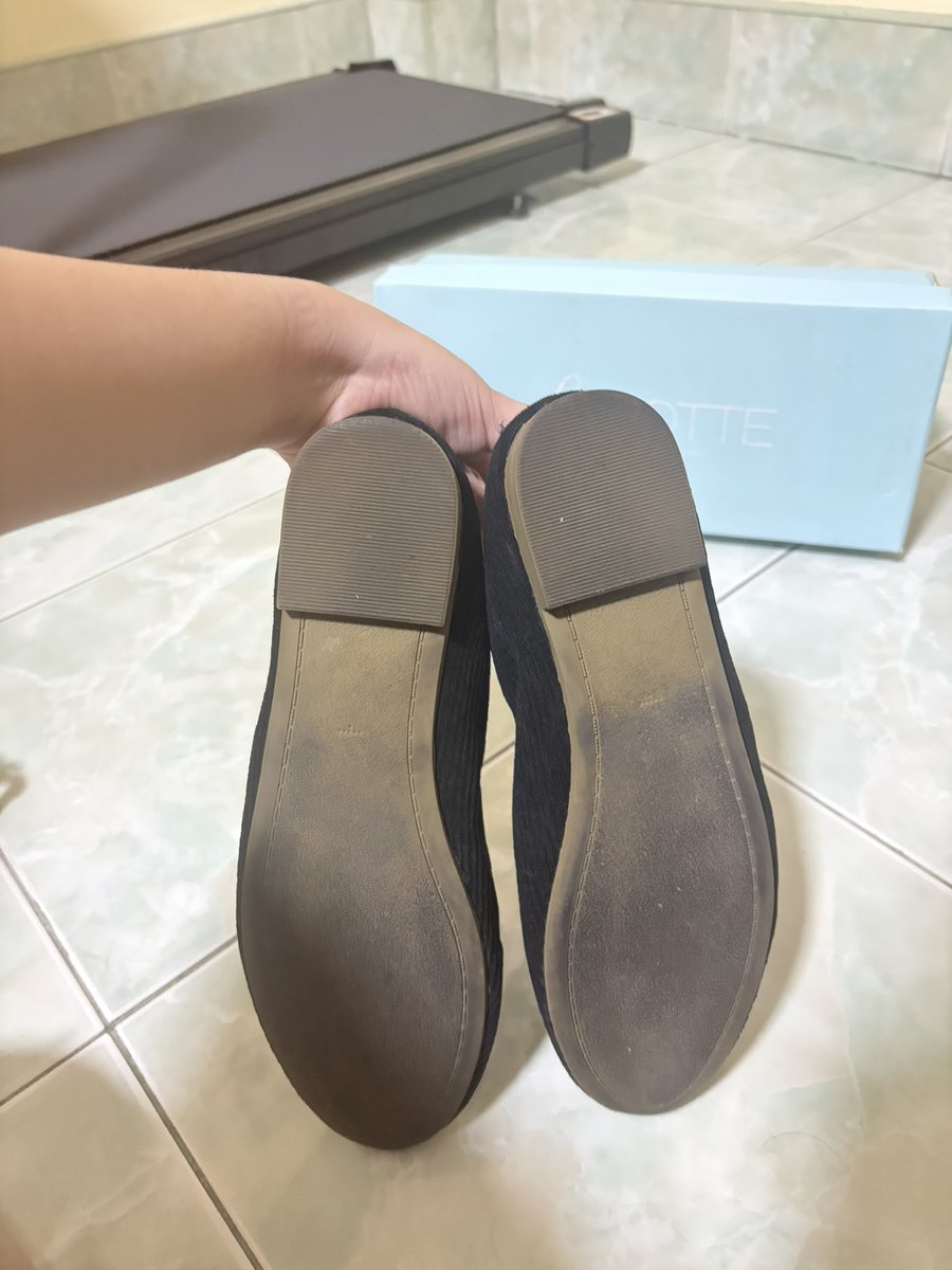 _toeyben's tweet photo. 4 ) Labotte (มีกล่อง) , size 39 , 250 บาท
* น้องน่ารักมาก เราใส่แล้วแน่นไปหน่อย https://t.co/T1BGEGIMsP