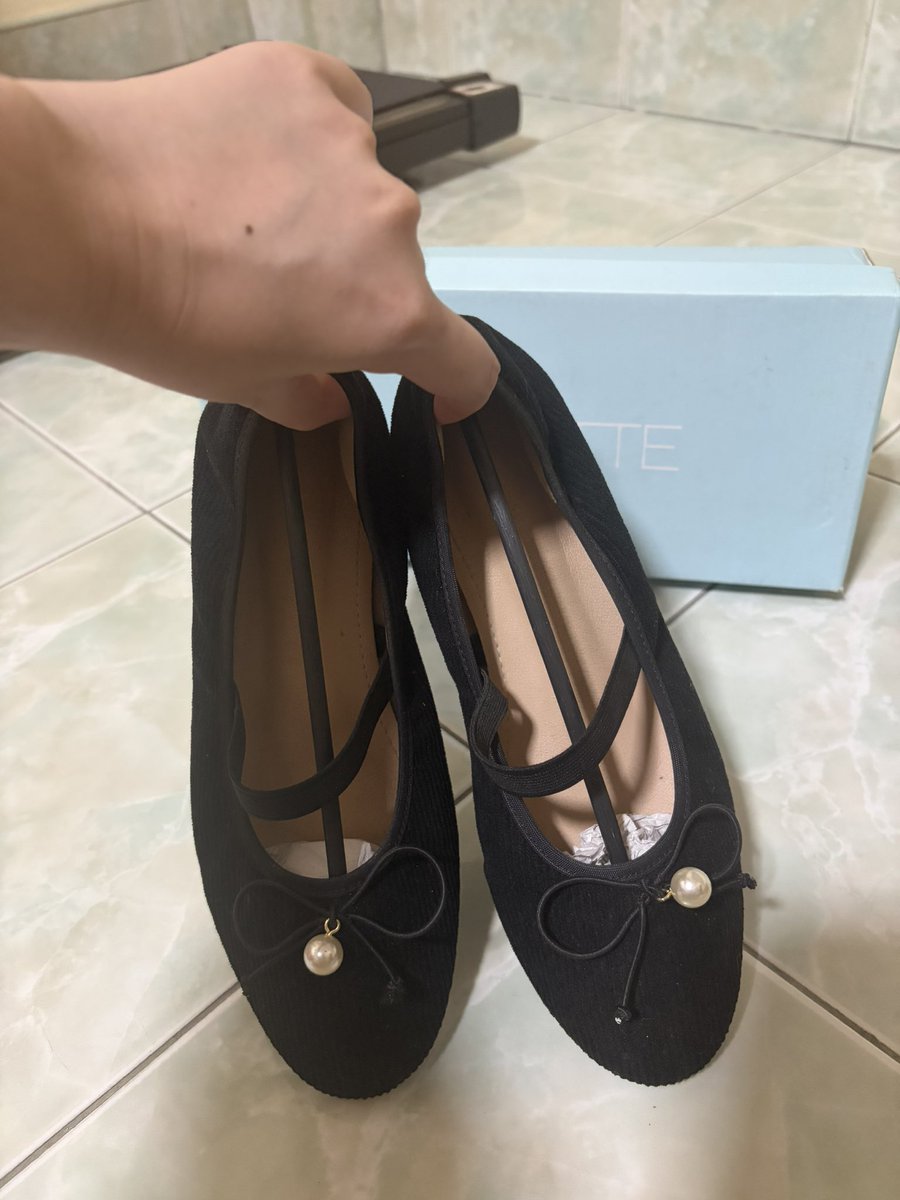 _toeyben's tweet photo. 4 ) Labotte (มีกล่อง) , size 39 , 250 บาท
* น้องน่ารักมาก เราใส่แล้วแน่นไปหน่อย https://t.co/T1BGEGIMsP