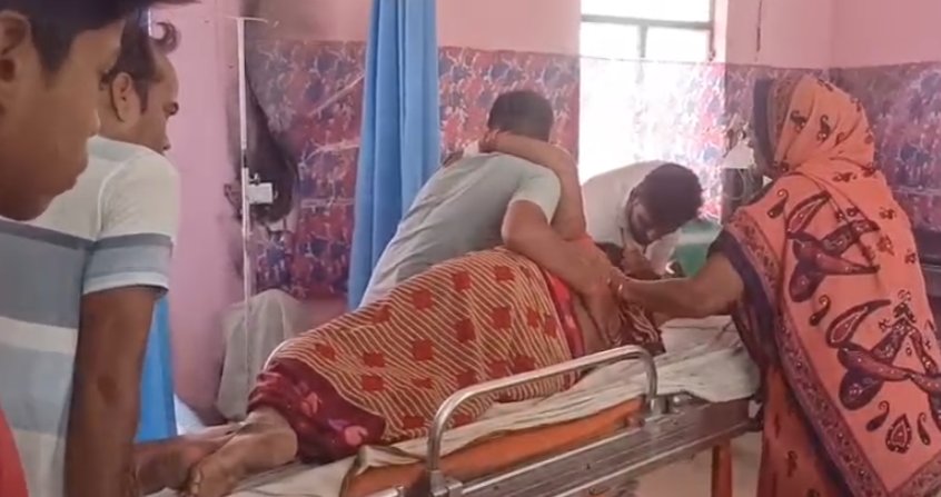 samachar24Up's tweet photo. श्रावस्ती-- बच्चों के विवाद में दो पक्षों में मारपीट, चार घायल।
नवीन मॉडर्न थाना क्षेत्र के महदेइया गांव में बच्चों के मामूली विवाद ने लिया हिंसक रूप।
दोनों पक्षों में हुई मारपीट में चार लोग घायल, दो की हालत गंभीर।
@shravastipolice @Uppolice https://t.co/jB8lo8mg71