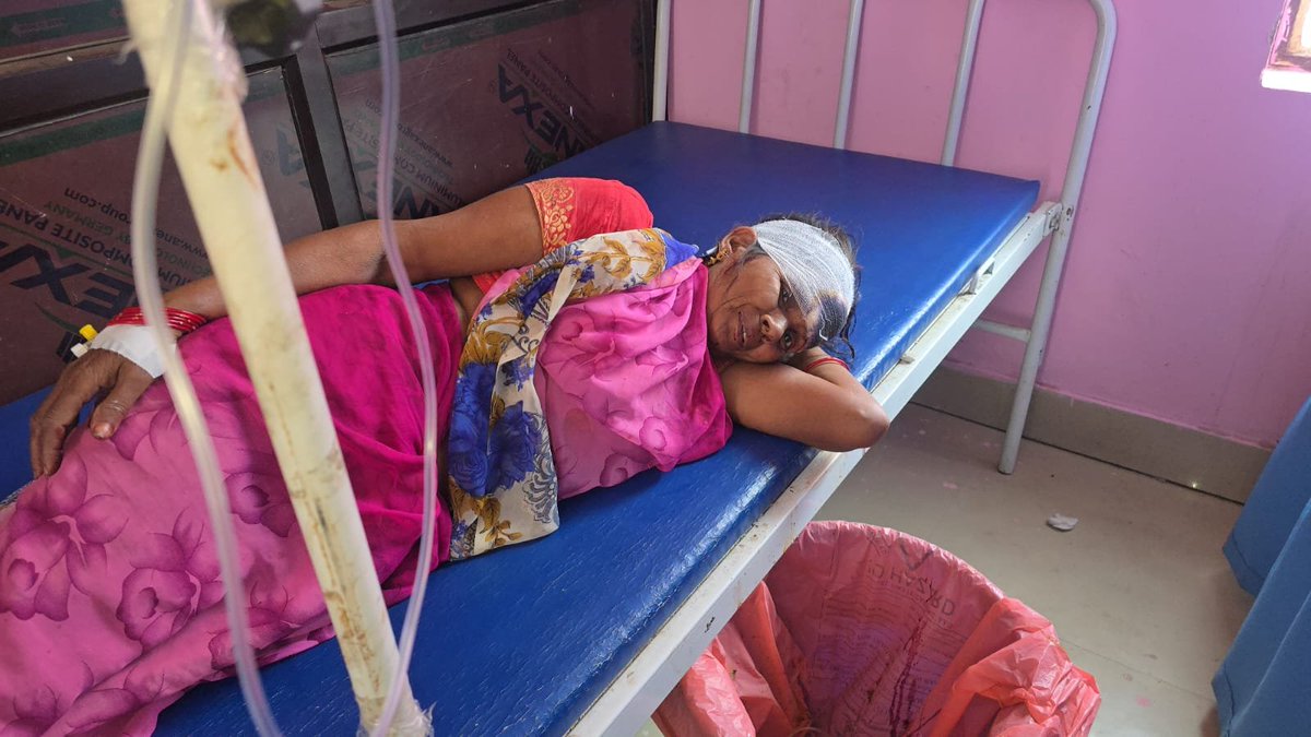 samachar24Up's tweet photo. श्रावस्ती-- बच्चों के विवाद में दो पक्षों में मारपीट, चार घायल।
नवीन मॉडर्न थाना क्षेत्र के महदेइया गांव में बच्चों के मामूली विवाद ने लिया हिंसक रूप।
दोनों पक्षों में हुई मारपीट में चार लोग घायल, दो की हालत गंभीर।
@shravastipolice @Uppolice https://t.co/jB8lo8mg71