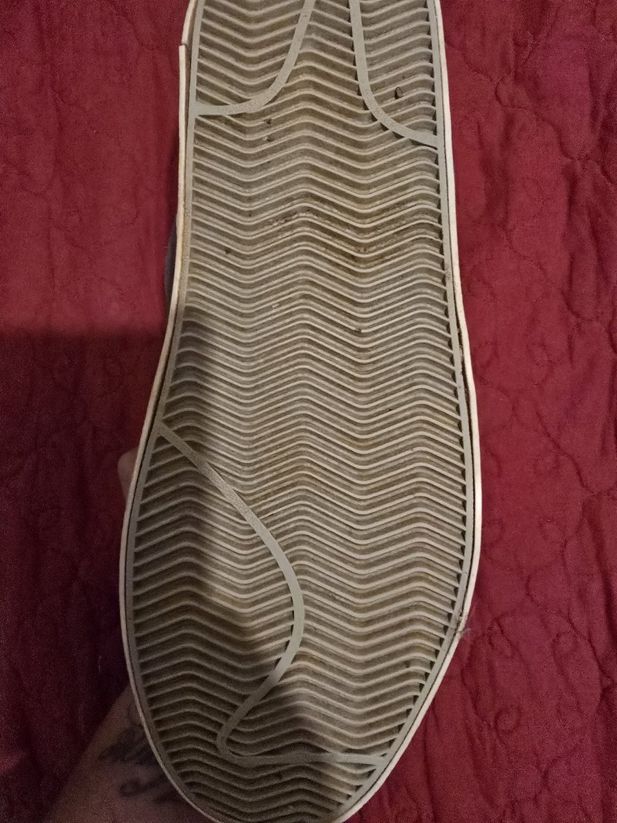 Birdflu631's tweet photo. @Nike this is just pathetic.. 
I wore them 5-10 times MAX 🤢.. 
🗑️🗑️🗑️🗑️🗑️ https://t.co/YGwQ8Em1oq