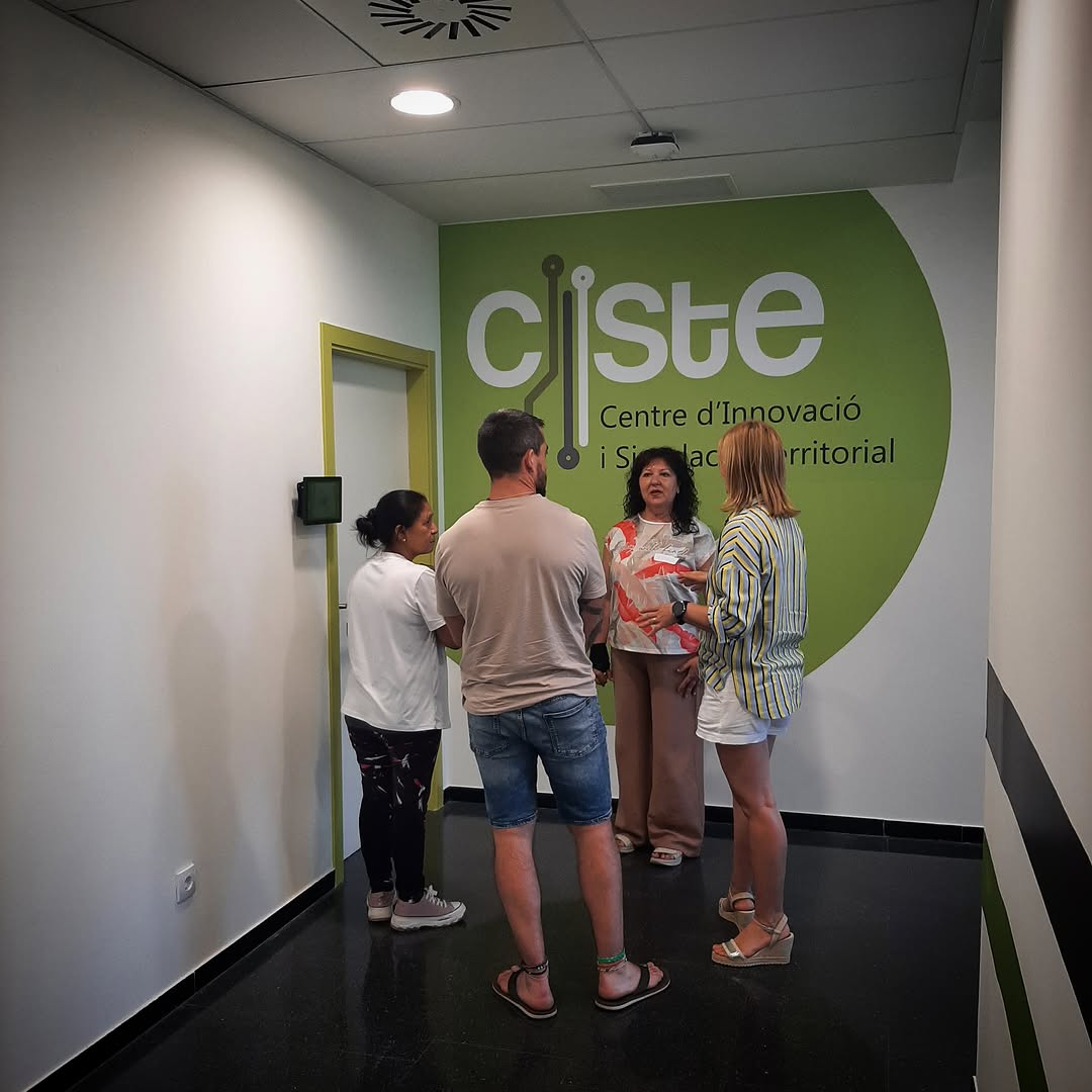 cistecat's tweet photo. 🏥📦 Mobilitzar càrregues de manera segura també és cuidar la salut dels professionals.

Al CISTE impulsem la formació de "Mobilització de càrregues en l’entorn sanitari", orientada a prevenir lesions musculoesquelètiques i millorar la seguretat.
#CISTE #URV https://t.co/iKepdW5vZt