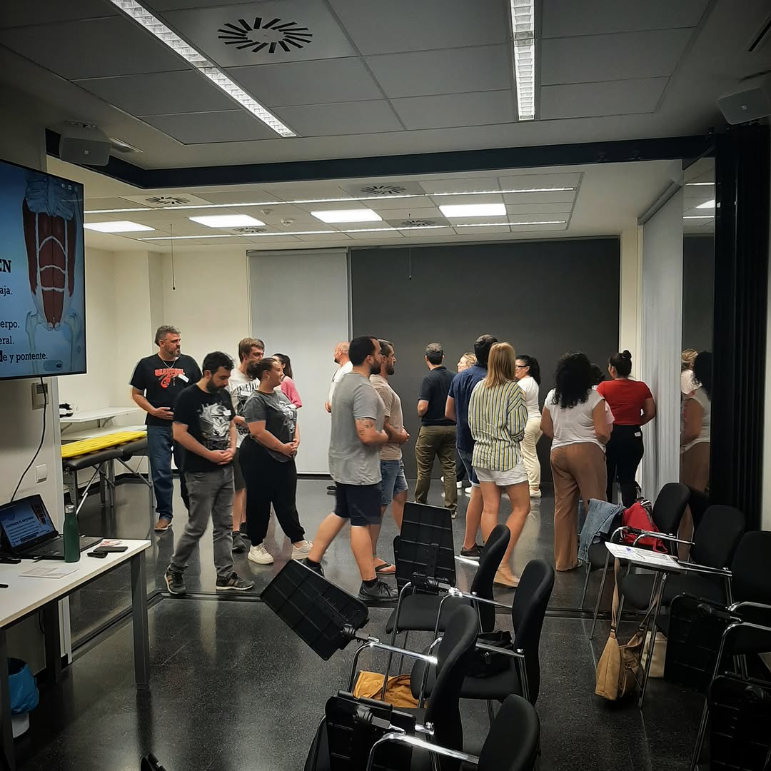 cistecat's tweet photo. 🏥📦 Mobilitzar càrregues de manera segura també és cuidar la salut dels professionals.

Al CISTE impulsem la formació de "Mobilització de càrregues en l’entorn sanitari", orientada a prevenir lesions musculoesquelètiques i millorar la seguretat.
#CISTE #URV https://t.co/iKepdW5vZt