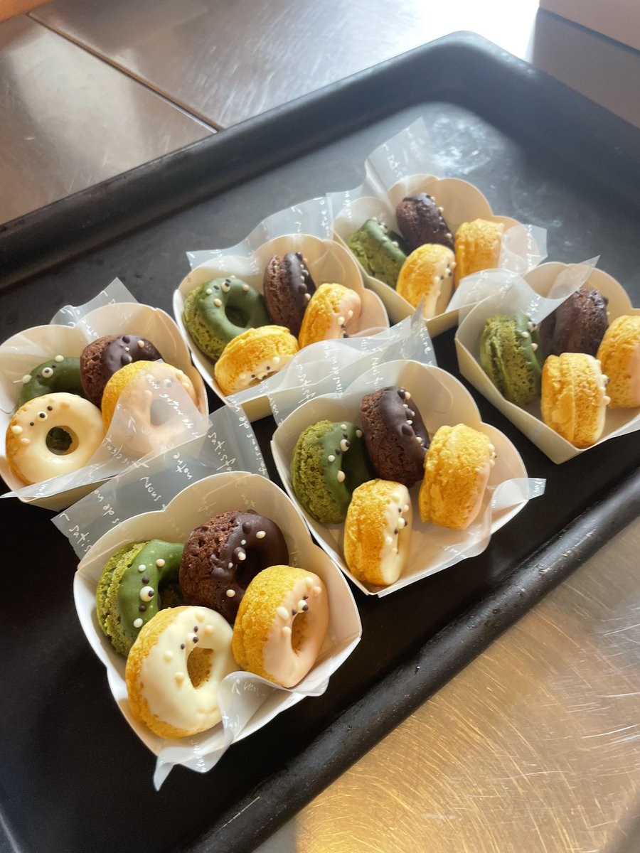 kumadoonatu's tweet photo. 今日も1日お疲れ様です！
くまドーは今日でリトルセトウチ最後の営業を終えました👏
お花をいただいたり、寂しくなりますとのお声もいただいてほんとありがたいです😭
あと2回営業がありますが、一旦締めくくりということでお疲れ様でした✨
シェアキッチンの貴重な体験ありがとう🙏
#シェアキッチン https://t.co/lN1dFxwuOb