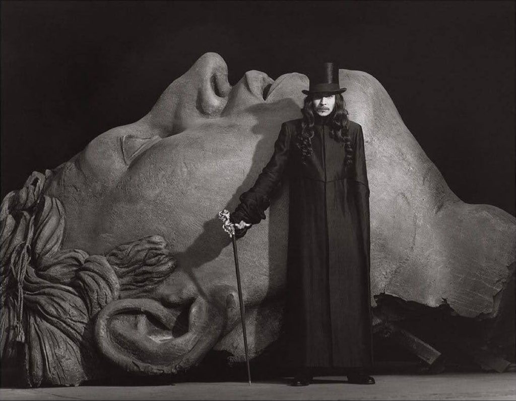 TheCinesthetic's tweet photo. Gary Oldman as Dracula photographed by Herb Ritts, 1992. https://t.co/8OCfTcZMj7