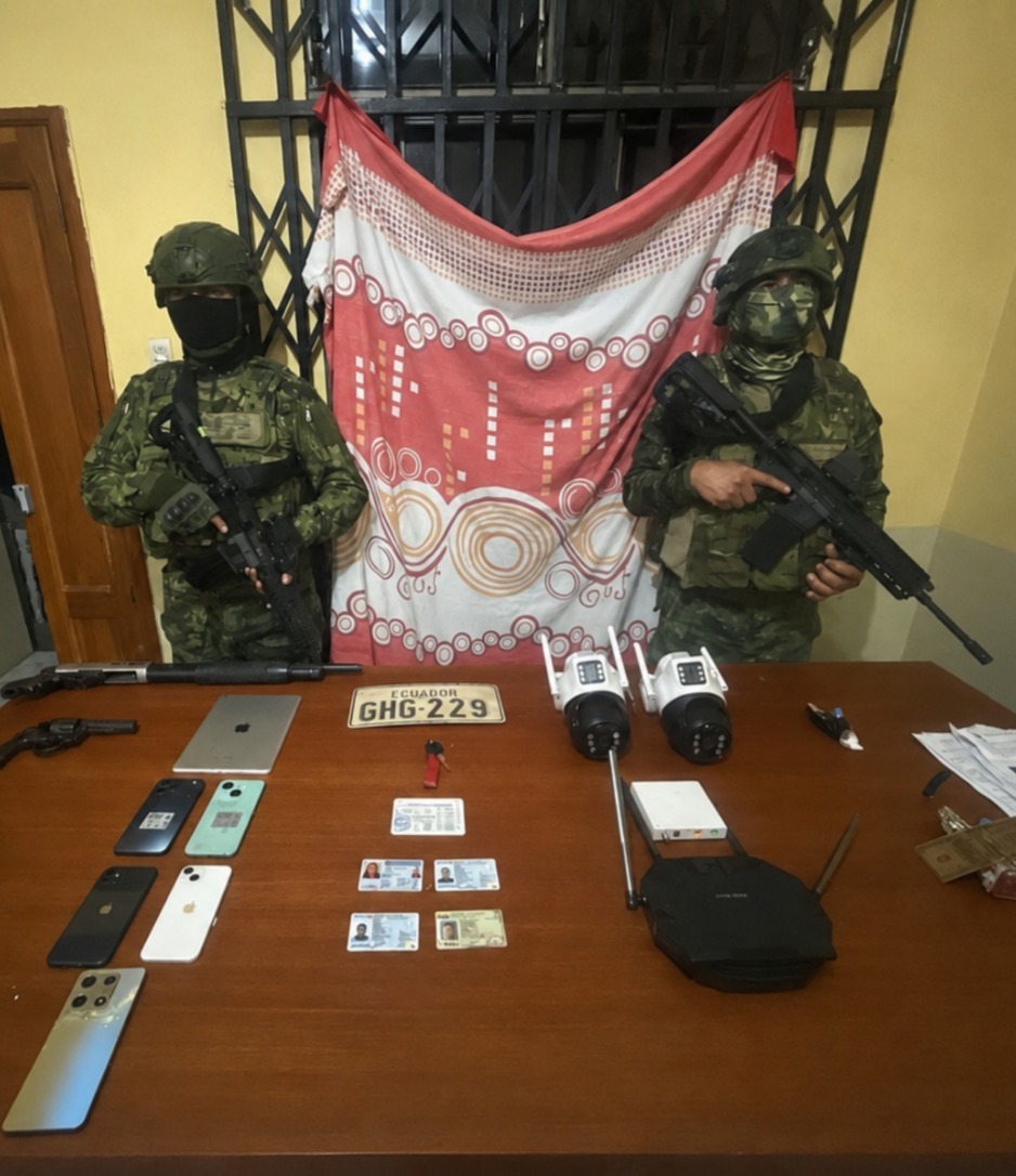 DefensaEc's tweet photo. 🚨 ¡RED DE EXTORSIÓN FUE DESARTICULADA EN MANABÍ DURANTE OPERACIÓN MILITAR! 🚨

Los criminales tienen los días contados. 💪

➡️ Tras información proporcionada por inteligencia militar, en coordinación con el Centro Nacional de Inteligencia, una operación militar permitió desarticular una presunta red dedicada a actividades de extorsión en el cantón Santa Ana, dejando como resultado la aprehensión de siete individuos vinculados presuntamente a esta estructura delictiva.

📌 Durante la intervención se decomisaron armas de fuego, municiones, dispositivos móviles, cámaras de seguridad, equipos tecnológicos y otros indicios presuntamente utilizados para actividades ilícitas y coordinación de extorsiones.

📍 La operación fue ejecutada por las @FFAAECUADOR, a través del @EjercitoECU, en el cantón Santa Ana, provincia de #Manabí.

Seguimos atacando a las estructuras criminales que amenazan la seguridad de los ecuatorianos.👊