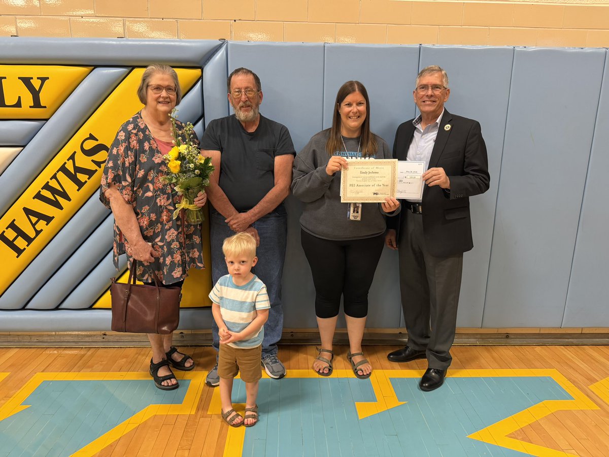 fosterhawks's tweet photo. More @LSHawks celebrations today! One of our amazing associates, Ms. Emily Jochems, got the @ProEdIowa Associate of the Year Award! Ms. Emily represents all that is good about all of our associates who work with our students. It is a well deserved award. Way to go, Ms. Emily! https://t.co/jTqLPuVk8J