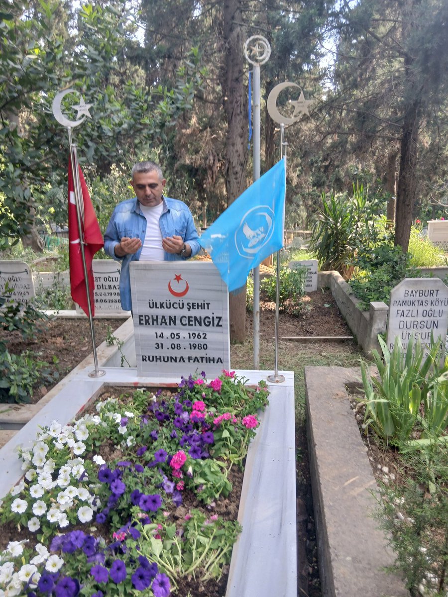 Mustafaglsrn's tweet photo. Ülkücü Şehidimiz Erhan Cengiz Ağabeyimin Kabrini Ziyaret Ettim. 
Şehitlerimiz Şahitlerimizdir.
#ÜlkücüŞehit https://t.co/jPNeU7GJJF