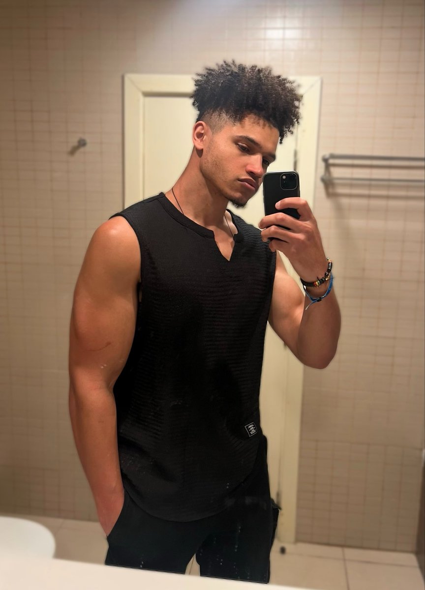ShikuArts's tweet photo. @EvaWorldEngine Appreciate the exposure 🙏🏾🥀 https://t.co/3Pjw6pNEYh