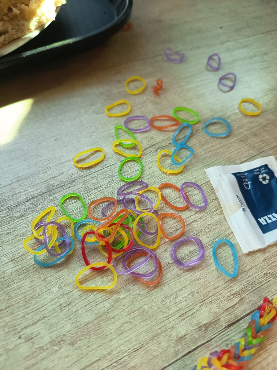 Duca215's tweet photo. Para el crío que se ha olvidado las gomitas en el aeropuerto de Valencia: ahora forman parte de una pulsera hecha por y para sáficas https://t.co/p62YrXFCKW