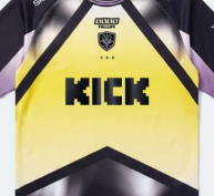 TeamVitality's tweet photo. On s'est inspiré par les codes des maillots de football actuel, et nous avons créé ce maillot en gardant notre abeille (mini-bee) comme élément central. L'éffet violet dégradé, notre couleur secondaire, fait référence à la fois à KARE et aux vitraux colorés de Cologne.

Chaque maillot correspond à une abeille dans la ruche, coach, staff, joueurs/joueuses, fans, tous/toutes derrière nos joueurs pour les soutenir dans leur conquête du back to back to back 🐝