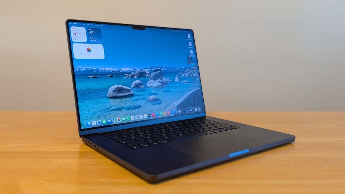 omnitechpro's tweet photo. The 16-inch MacBook Pro with M5 Max delivers 27 hours of battery and workstation-class performance. For teams doing video editing or heavy data work, this is the machine. It earns the premium price. #Hardware #MacBookPro #Productivity #BusinessTech https://t.co/UlZ5G44X7l https://t.co/07SZeArByl