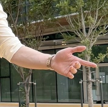 kafkaeze's tweet photo. khun thee hands 😳😳😳😳 feels ilegal looking at it https://t.co/niR85VgvLI