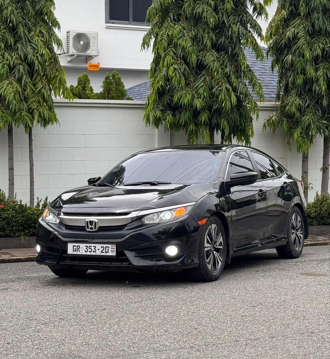 FrankDoe101's tweet photo. 2018 Honda Civic EX-T 🔥
• 1.5 Turbo Engine • 40k miles only
• Keyless Entry & start
• Touchscreen Infotainment System
• Apple CarPlay • Rear View Camera
• Sunroof
Clean & fuel-efficient daily with sporty performance 💨

Price — 130k p3 😄
WhatsApp no in bio

#YourCarGuy 🚘🕺🏽