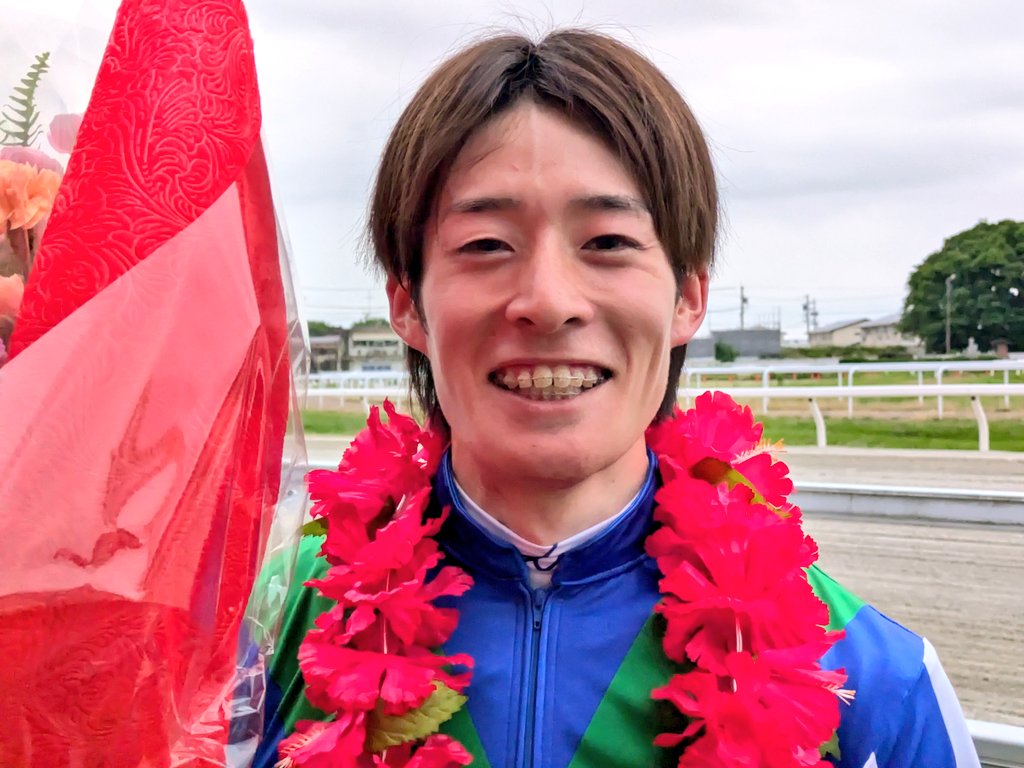 momomomomomchn's tweet photo. 第35回オグリキャップ記念
優勝したケイズレーヴ号、渡邊竜也騎手おめでとうございます🎉

……そしてやっぱり、近いんじゃー🤣💦💦

笠松所属騎手として、22年ぶりのオグリキャップ記念制覇！熱いレースについ、熱くなってしまいました😆
#笠松競馬 https://t.co/M3VcM86XWw