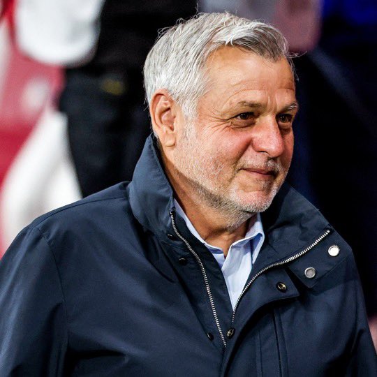 Timnike91's tweet photo. Bruno Genesio 🇫🇷 est pour moi le meilleur entraîneur actuellement que L'OM peut avoir, que cela soit sur le plan sportif mais aussi sur le plan humain.
Si l'on regarde sur ses dernières saisons, avec l'autre olympique par exemple, il a en 4 saisons 1,84 points par match, en ayant un effectif assez limité. De plus avec le stade rennais, 4 saisons avec 1,73 ppm. Le tacticien français a encore plus prouvé avec le Losc là où il les a qualifié 2 fois en ligue des champions 🇪🇺, mais en faisant une campagne 24/25 de C1 en battant le Réal de Madrid 🇪🇸 et les Colchoneros 🇪🇸, faisant nul contre la vieille dame 🇮🇹, et en écrasant Feyenoord 🇳🇱 6-1 à la maison, pour que qualifier dans les 8 premiers du classement final.
C'est le coach idéal, qui aime bâtir des équipes comme à L'OL, à Rennes et au Losc.
#TeamOM #MercatOM