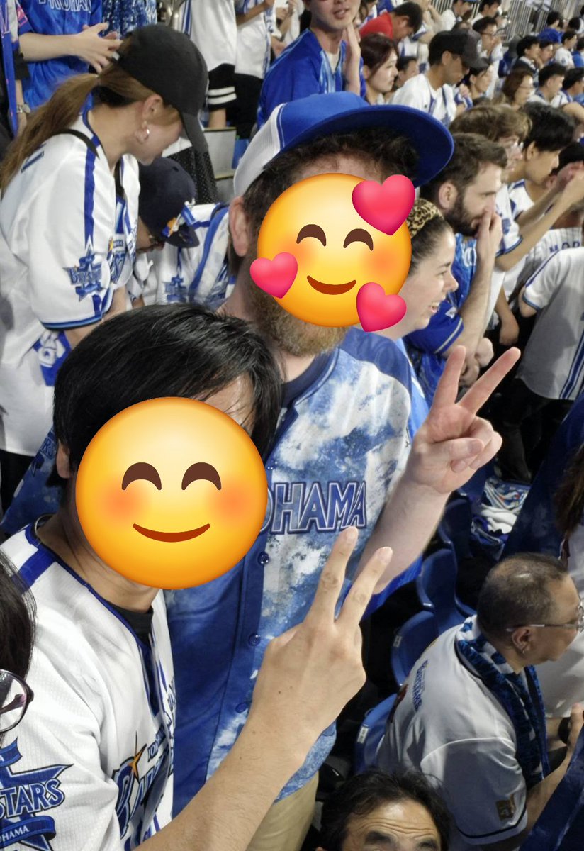kuro1112's tweet photo. たまにこういう脳汁ドバドバな試合があるから現地観戦はやめられん。
旦那ちゃんが海外ニキと仲良くなってた笑 https://t.co/dUsR7GuTHX