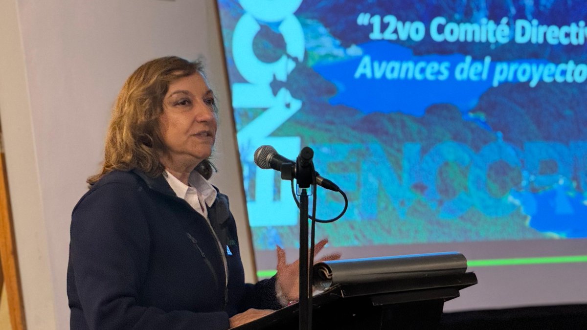 conaf_minagri's tweet photo. 📍#LOSRIOS |🌎🌳 La directora ejecutiva de #CONAF, Aída Baldini, junto a representantes de @FAOchile, participan en la entrega de avances del proyecto +Bosques, en la región de Los Ríos. La iniciativa impulsa la restauración de ecosistemas, la mitigación del cambio climático y el desarrollo sustentable de comunidades locales.

⏩El recorrido permitió conocer en terreno experiencias y resultados concretos de propietarios de bosque nativo y del trabajo colaborativo entre CONAF, FAO y actores territoriales.