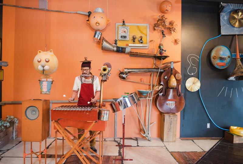 ReadingCFest's tweet photo. ICHI, from Nagoya in Japan, redefines the one‑man band with quirky handmade instruments, toys &amp; everyday objects. Playful, ritualistic, and totally unique — fun, danceable &amp; exciting.

📆 Saturday 30 May, 2pm
📍 @southstreetarts

https://t.co/RHFdSSeUls https://t.co/jtCqkSvSe3