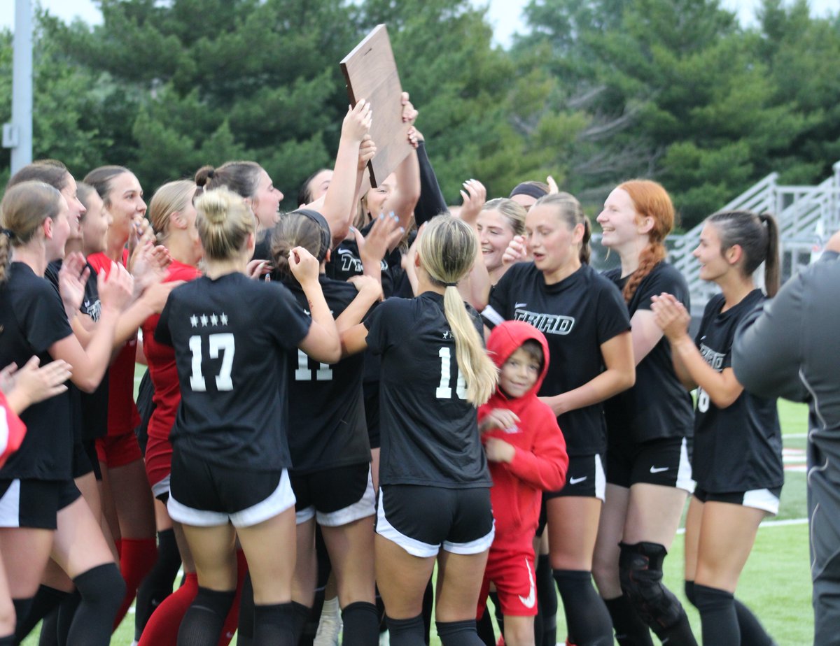 RayPopkess's tweet photo. Lady Knights win hosted Regional, conclude season to Springfield in Sectional Semis https://t.co/6agnDd57DJ https://t.co/jjKksa9LDS