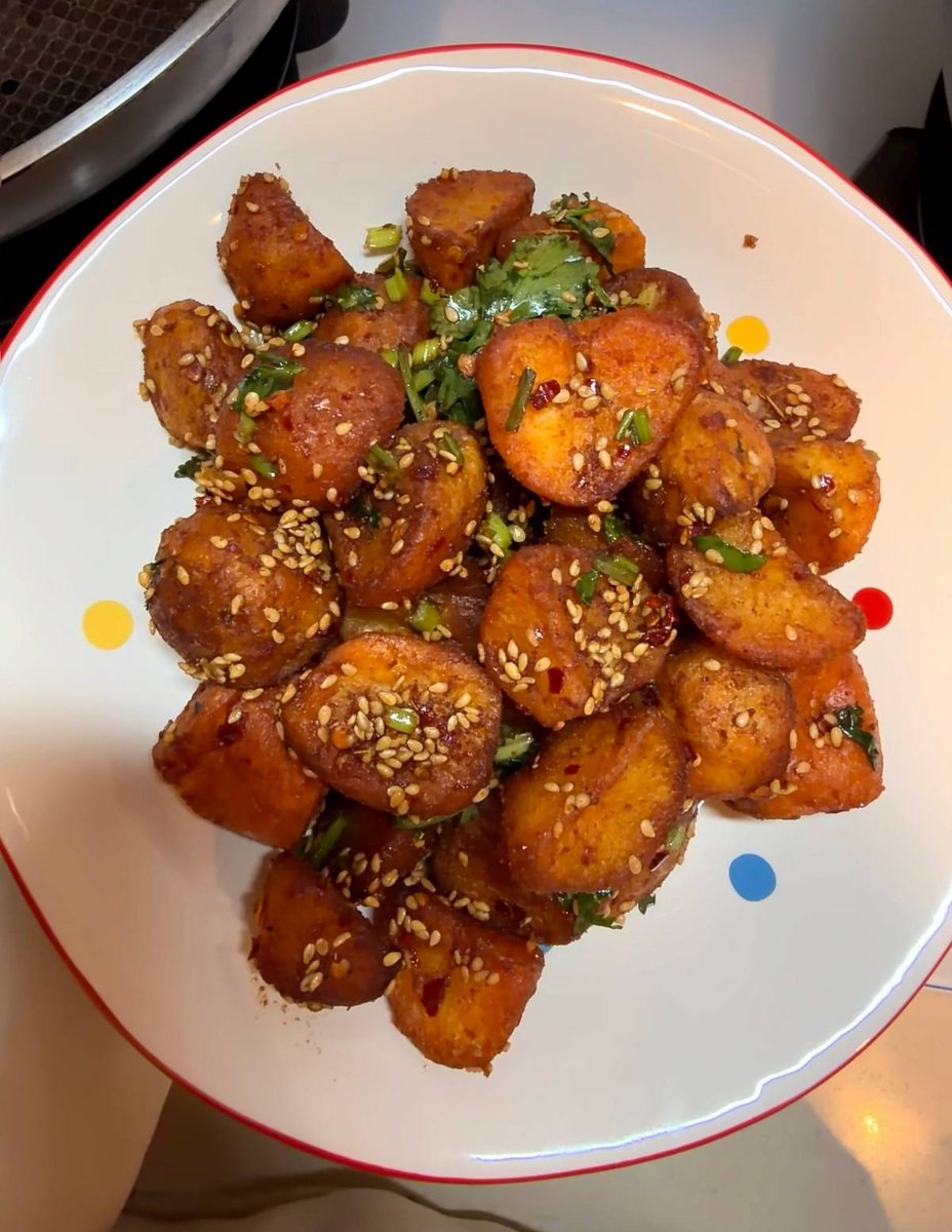305hataproof's tweet photo. [Holding a warm crispy fried potato skewer at night market—crunchy bites, savory sauce, perfect street snack vibes! ] https://t.co/dpLlzXGQWk