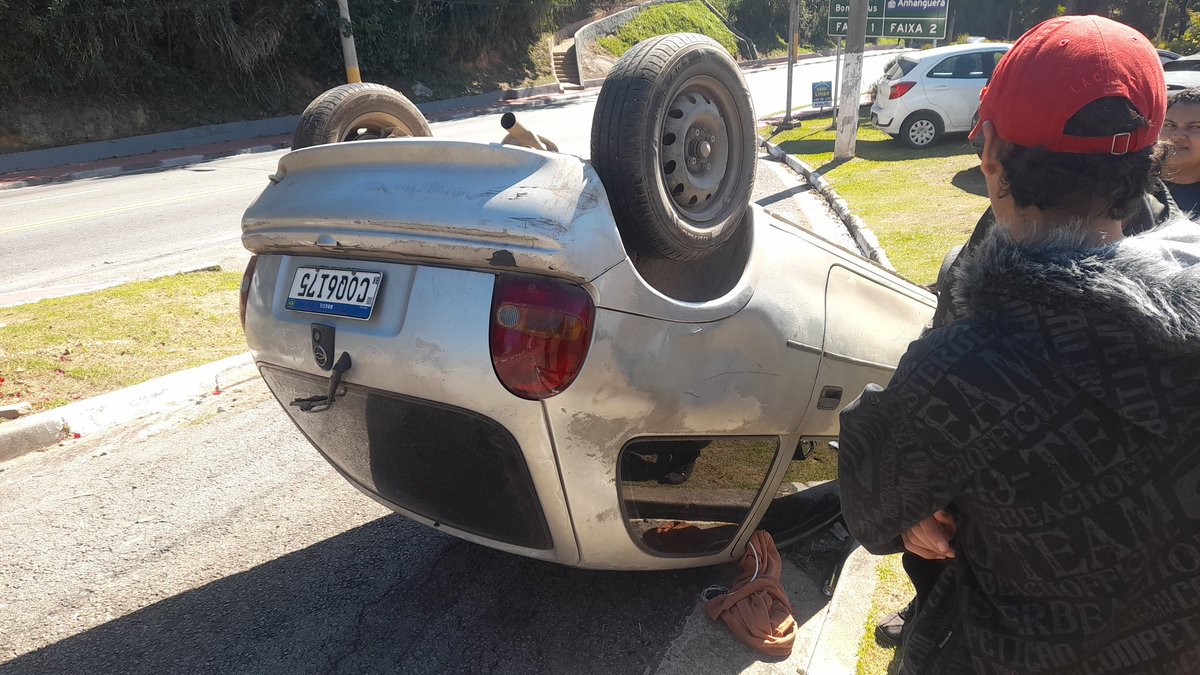 MattBDbr's tweet photo. MANO!! 😐
Um carro CAPOTOU aqui no meu trabalho !!!
Não tinha ninguém dentro, graças a Deus.🙏 https://t.co/TApp1EquAO