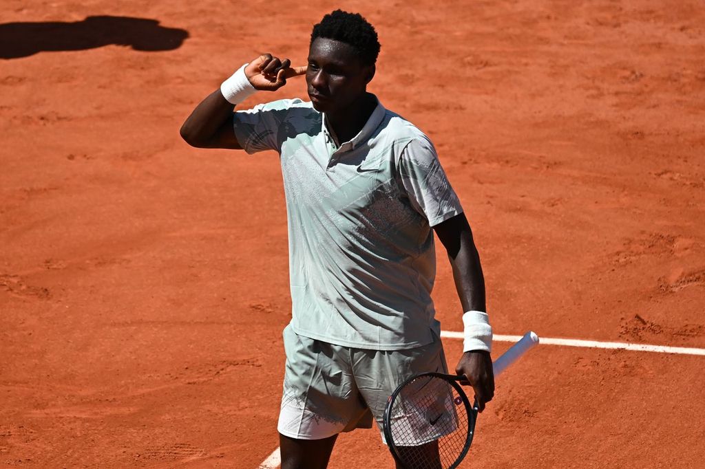 ATPComms's tweet photo. 17-year-old Moise Kouame continues his Grand Slam debut by defeating Vallejo 6-3 7-5 3-6 2-6 7-6(8) to become the youngest man to reach Grand Slam 3R since Nadal at 2003 Wimbledon

Youngest Players in Men's #RolandGarros 3R (Open Era)
Michael Chang - 1988 - 16Y 3M
Kent Carlsson - 1984 - 16Y 4M
John Alexander - 1968 - 16Y 10M
Bjorn Borg - 1973 - 16Y 11M
Moise Kouame - 2026 - 17Y 2M