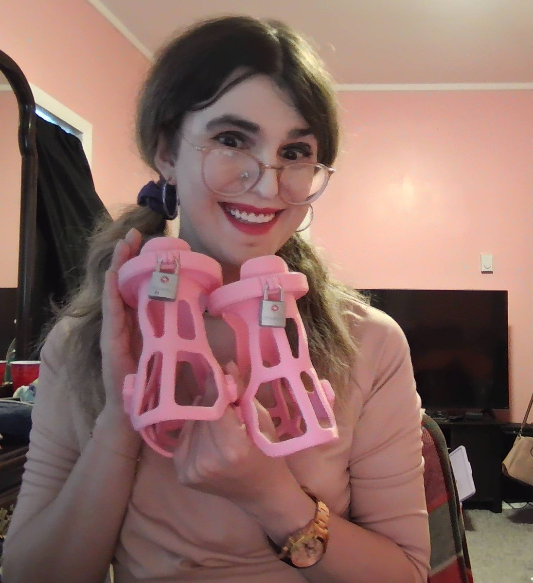 sylviesummers33's tweet photo. More #anklecage nonsense

also two pictures of dolly!

^_^ https://t.co/8mFWgZTzD1