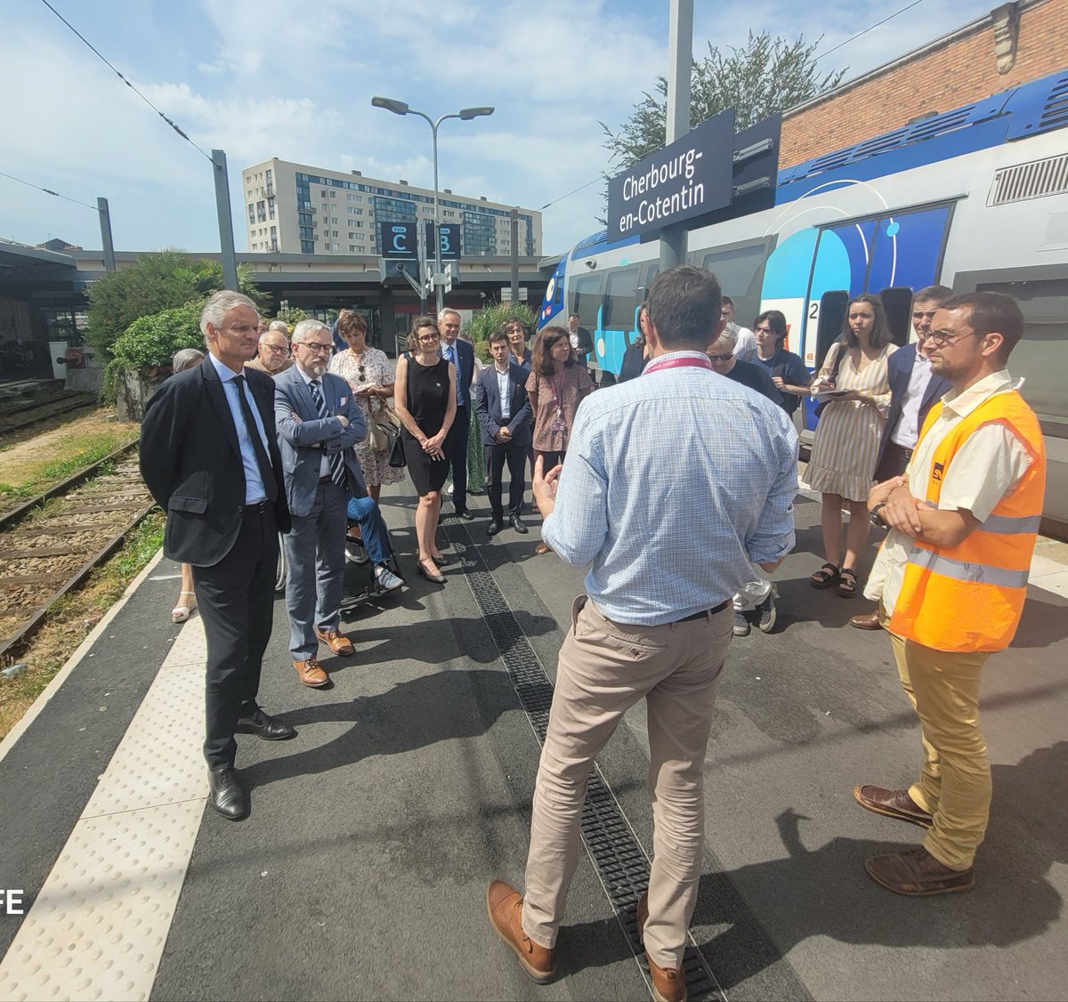 JBGastinne's tweet photo. Déplacement dans la #Manche avec une présentation de la politique régionale en matière de transports aux maires du département @LaManche50 suivie de l’inauguration des travaux de signalisation et de mise en accessibilité de la gare @VilleCherbourg https://t.co/oPSdMJgiwa