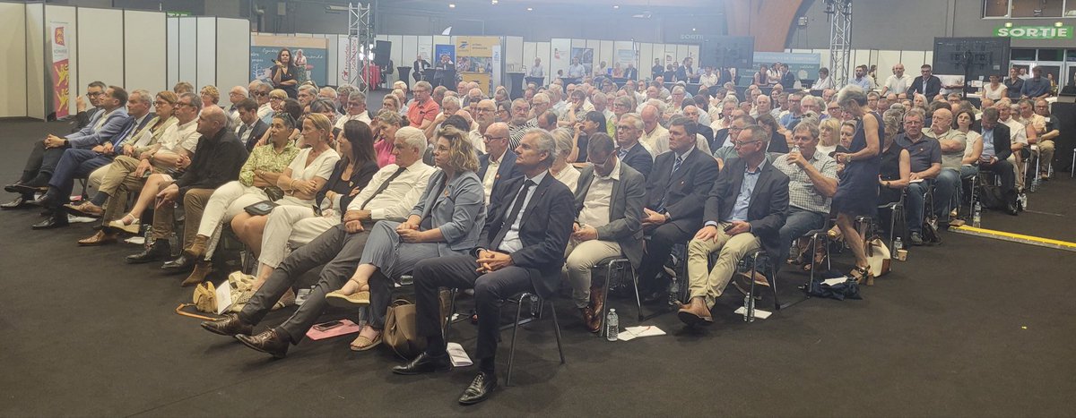 JBGastinne's tweet photo. Déplacement dans la #Manche avec une présentation de la politique régionale en matière de transports aux maires du département @LaManche50 suivie de l’inauguration des travaux de signalisation et de mise en accessibilité de la gare @VilleCherbourg https://t.co/oPSdMJgiwa