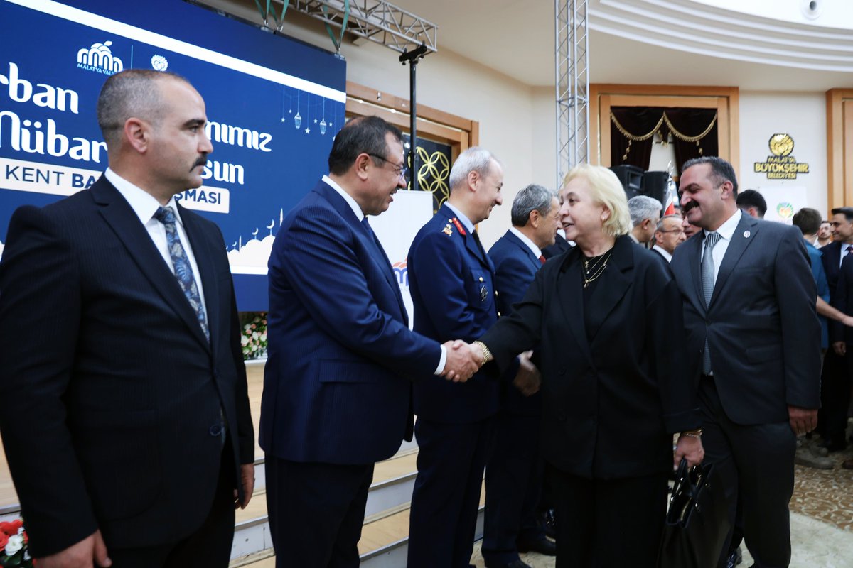 AliBakantr's tweet photo. Malatya Valimiz Sayın Seddar Yavuz’un ev sahipliğinde Nikah Sarayı’nda düzenlenen bayramlaşma programına katılım sağladık.

Birlik, beraberlik ve kardeşlik duygularının pekiştiği bu anlamlı programda hemşehrilerimizle bayram sevincini paylaşmanın mutluluğunu yaşadık.

Bayramın; şehrimize, ülkemize ve tüm İslam âlemine sağlık, huzur ve bereket getirmesini temenni ediyoruz. 🌙🇹🇷