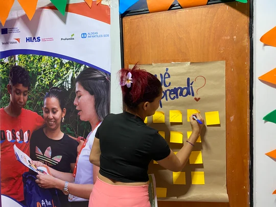 WorldVisionCO's tweet photo. Cuando Mileidy de 39 años llegó a Arauca junto a sus hijos, llevaba consigo algo más que el peso de empezar de nuevo lejos de Venezuela, pero con el proyecto #ATuLado, ha podido conocer y garantizar sus derechos. 
👇Conoce su historia
https://t.co/tcBLADe0XW https://t.co/tunQvy9LXB