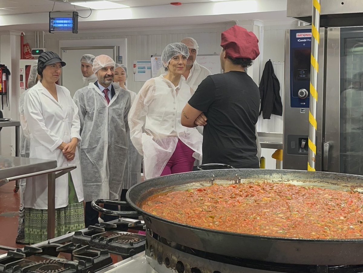 GobiernoMalaga's tweet photo. El subdelegado del Gobierno, @FJavier_Salas, visita junto a la ministra de @inclusiongob, @SaizElma, la empresa de catering de inserción social @Acompanya_, perteneciente a la ONG @Prodiversa en Málaga. https://t.co/F28eg2d4WC