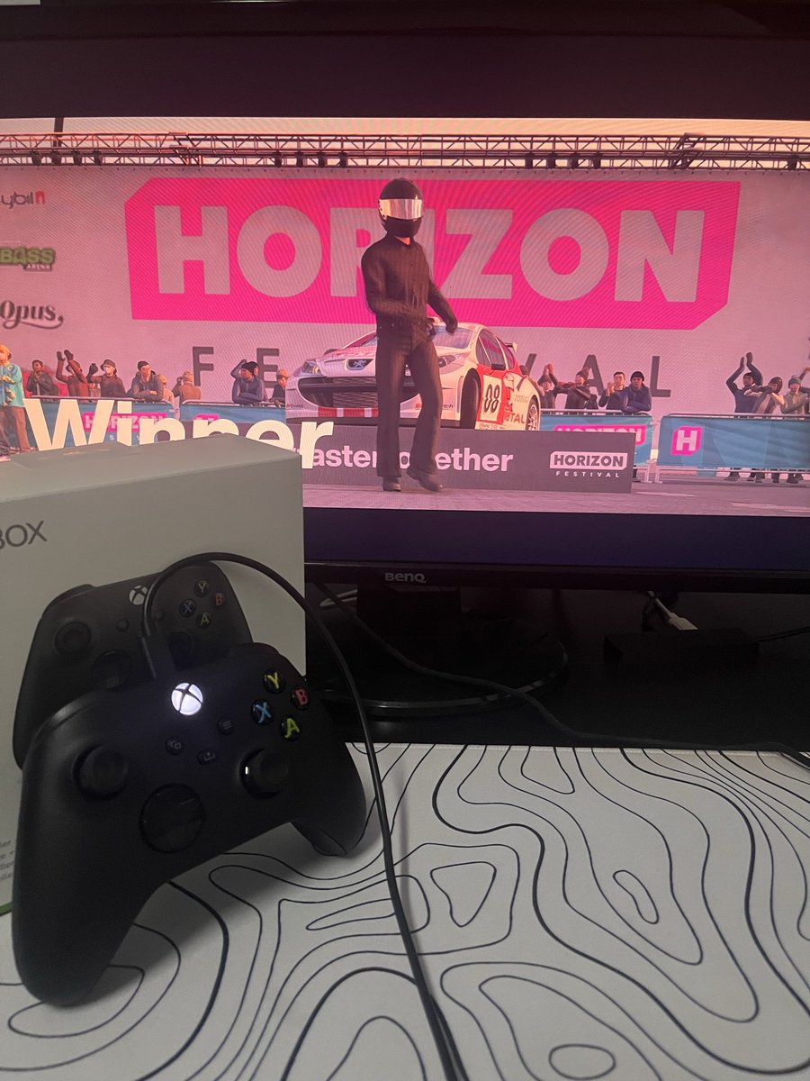 LightField77's tweet photo. Today is officially the day I became part of the Xbox family. 💚

Been with Xbox through Game Pass for a long time, but getting my own Xbox controller finally made me feel like a real Xbox fan.

@XBOX 

#XBOX #ForzaHorizon６ https://t.co/MHHBsfcR7X