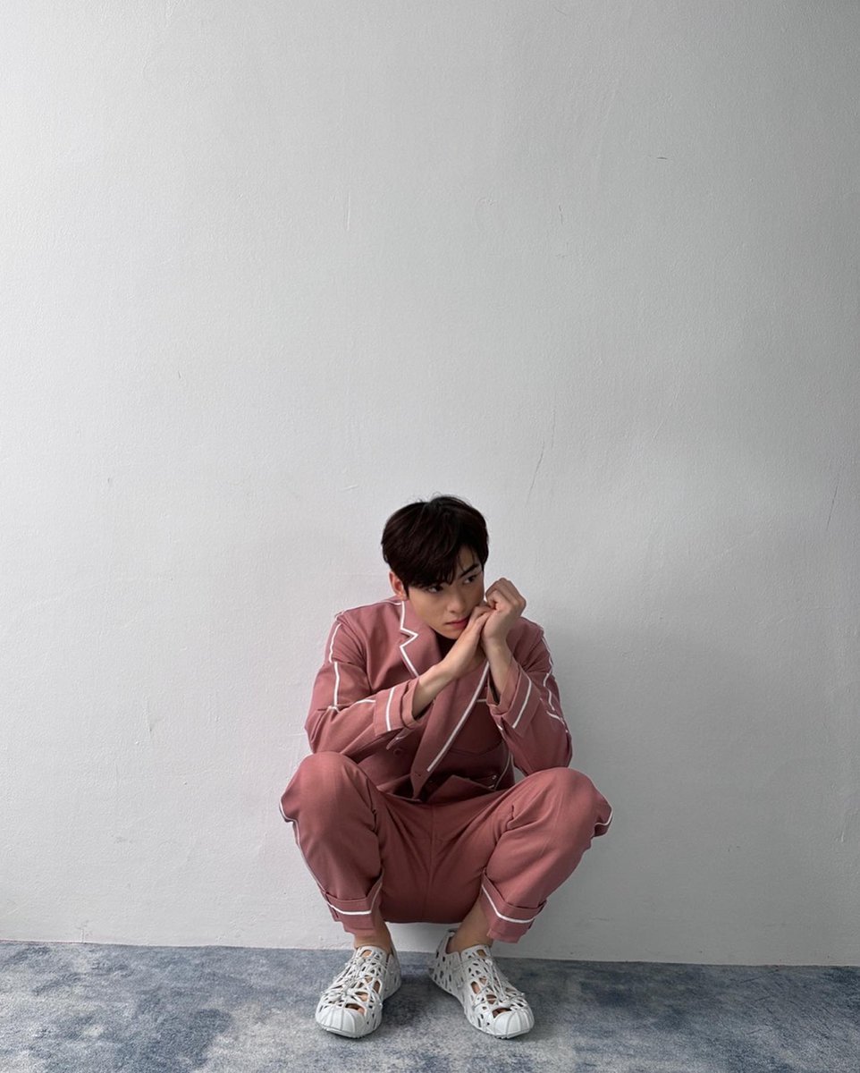 at___chaeunwoo's tweet photo. #dior https://t.co/6c9ujx79O1