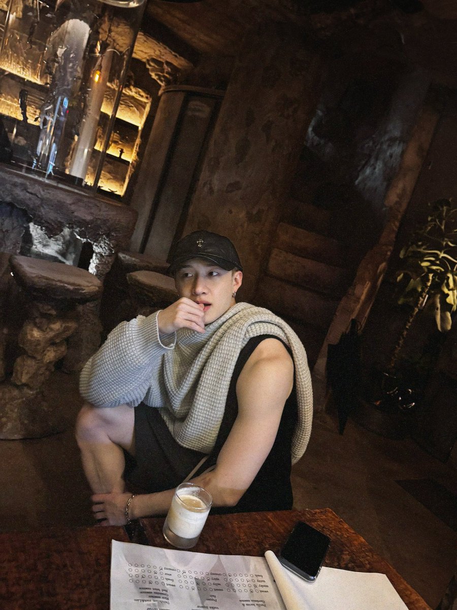 bbychanmin's tweet photo. “aku boleh ga                   “pakai aja, aku                     
pakai baju ini” bf             jago berantem” bf https://t.co/HBLZz0pJZk
