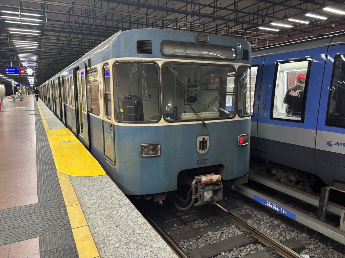 SP_1900's tweet photo. It was good to see the Baureihe A one more time. I have not seen these since 2006. There are only 21 2 car sets now, most of them sitting in Fröttmanning depot.

I think Siemens has finished the last C2s out of the Wien factory now so the Baureihe As will go by end of this year. https://t.co/D0GRPhDDBh
